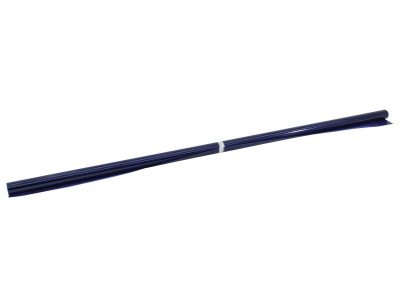 Pauzinhos chineses azuis escuros em plástico, sobre fundo branco