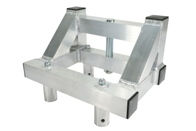 Suporte metálico em alumínio prateado com parafusos e cantos em plástico preto