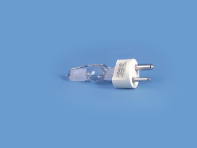 Lâmpada halógena com base branca e dois pinos sobre fundo azul claro