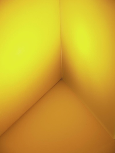 Interior de caixa de papelão amarelo