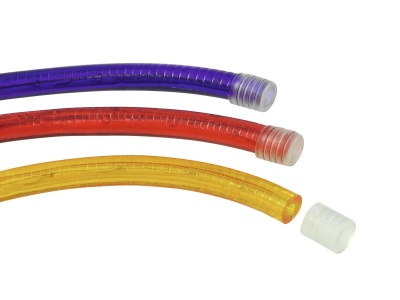 Três tubos flexíveis roxo, vermelho e amarelo com tampas transparentes nas extremidades