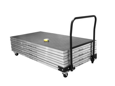 Tábua empilhada com estrutura metálica, rodas e punho, fita métrica sobre a tábua.