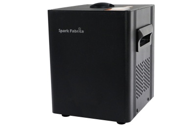 Purificador de ar preto da marca Spark Fabrics com alça lateral e orifícios de ventilação