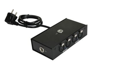 Interface de áudio preta com conectores XLR e cabo elétrico