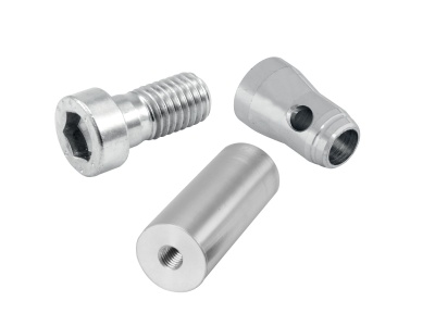 Peças metálicas prateadas sobre fundo branco