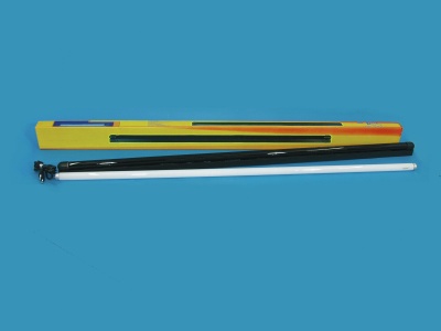 Três varas telescópicas de pesca e embalagem em fundo azul