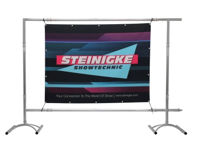 Painel publicitário azul, preto e cor-de-rosa com texto STEINIGKE SHOWTECHNIC em estrutura metálica