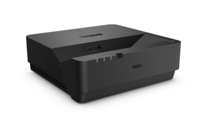 Projetor preto com escrita duga na frente sobre superfície branca