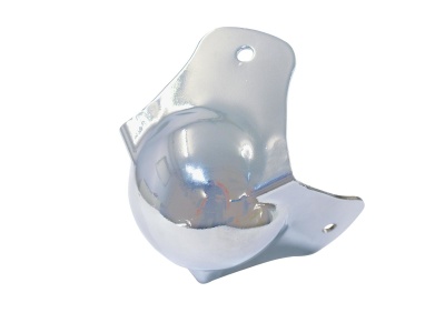 Peça metálica prateada curva com três furos em fundo branco