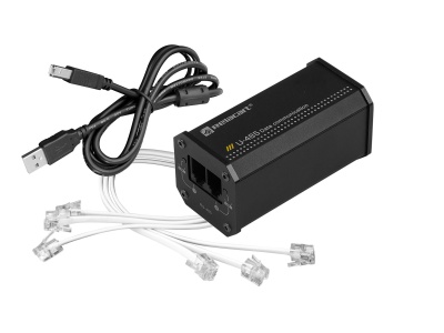 Dispositivo Luma 10 preto com cabos USB e cabos de rede RJ45 em fundo branco.