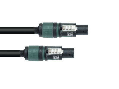 Cabo elétrico com conectores preto e verde em fundo branco