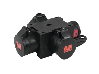 Tomada elétrica preta com três entradas e tampas protectoras