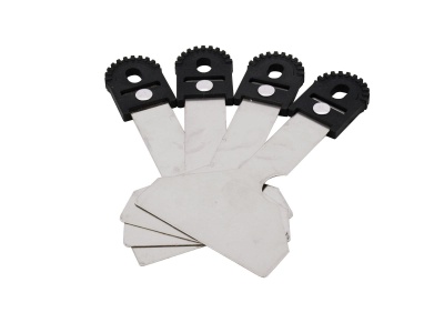 Conjunto de quatro espátulas para pintura com lâminas metálicas e punhos pretos.