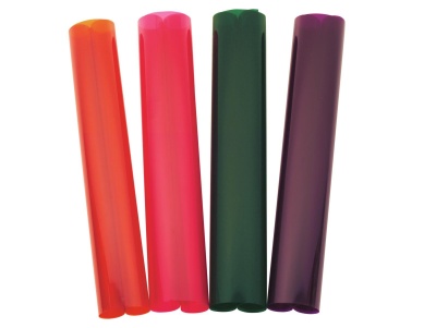 Rolos de plástico translúcido coloridos em laranja, rosa, verde e roxo