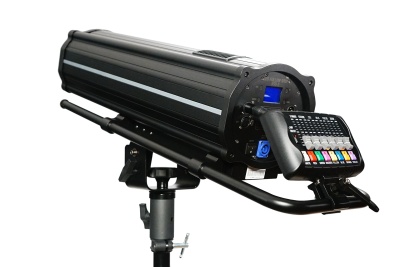 Projetor de iluminação profissional preto montado em tripé