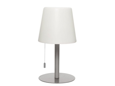 Candeeiro de mesa prateado com cúpula branca e puxador de fio