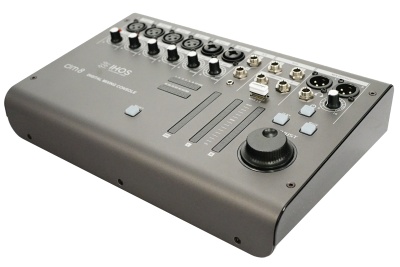 Mesa de mistura de áudio cinzenta com botões e entradas XLR