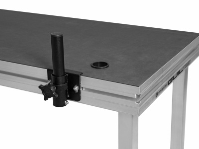 Mesa de trabalho com tampo preto e estrutura metálica prateada, suporte cilíndrico preto fixado no tampo