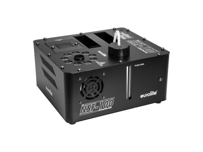 Máquina Eurolite NSF-100 preta com ventoinha lateral sobre fundo branco