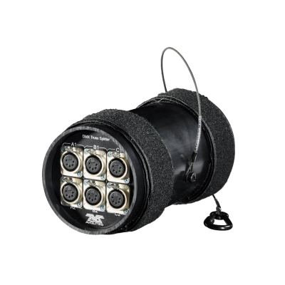 Divisor de sinal DMX preto com seis conectores e gancho metálico.