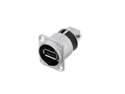 Conector HDMI metálico com base quadrada em fundo branco.