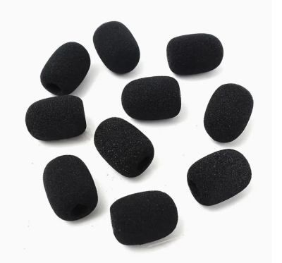 Coberturas de espuma pretas para microfone sobre fundo branco