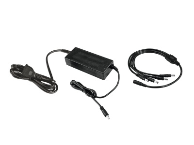 Conjunto de carregador com fonte de alimentação e cabos preto em fundo branco