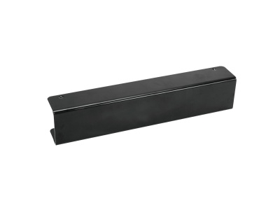 Barra ou suporte de metal preto com acabamento liso, visto sobre fundo branco