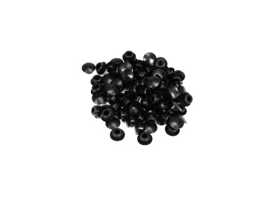 Múltiplas tampas pretas pequenas arredondadas, dispostas em fundo branco