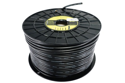 Rolo de cabo preto com etiqueta amarela no topo sobre fundo branco