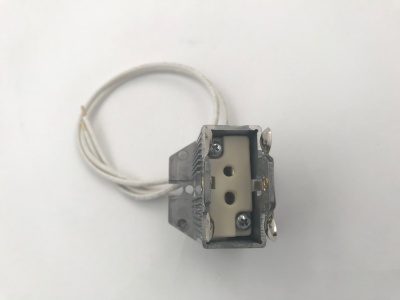 Tomada elétrica industrial metálica com fios brancos em fundo branco