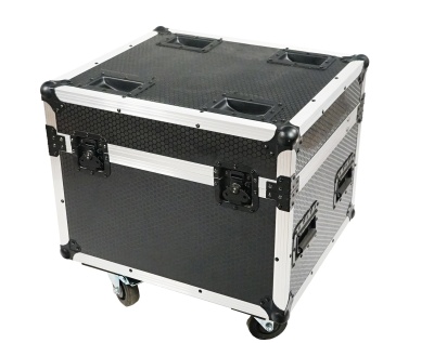 Mala rígida preta com estrutura metálica e rodas