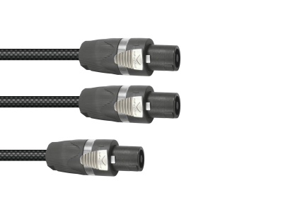 Cabo preto com três conectores XLR fêmea de metal cinza