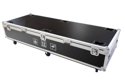 Mala de transporte preta retangular com rodas e etiquetas de manuseio