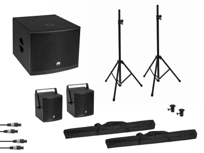 Conjunto de som com subwoofer, dois altifalantes, tripés, cabos e bolsas pretas para transporte.