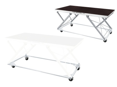 Mesa elevatória retangular com tampo castanho escuro e estrutura metálica cinza