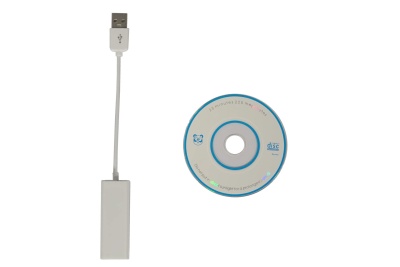 Adaptador USB branco e CD Utility CD sobre fundo branco