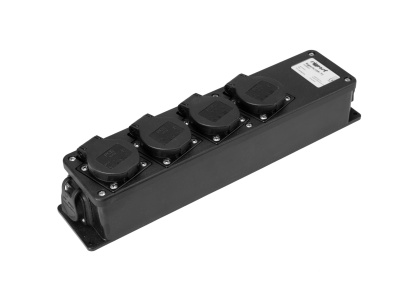 Tomadas elétricas industriais em caixa preta com quatro saídas