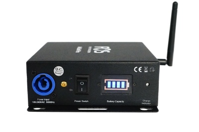 Dispositivo eletrônico preto com antena, painel frontal com interruptor, indicador de bateria e entrada de energia