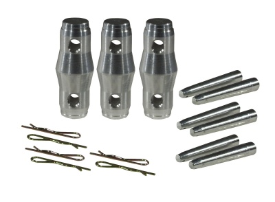 Componentes metálicos prateados com cilindros, pinos e grampos em fundo branco