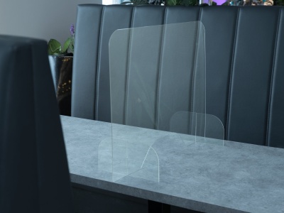 Separador de acrílico transparente sobre mesa cinza