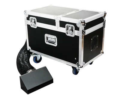 Caixa de transporte preta com tubo flexível e rodízios azuis