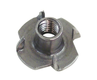 Parafuso metálico prateado com roscas internas e três saliências na base