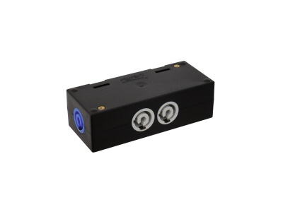 Dispositivo preto retangular com tomadas brancas e entrada azul em fundo branco