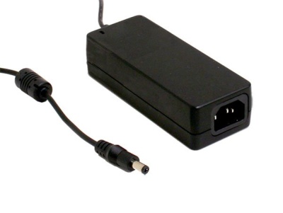 Transformador de energia preto com cabo e conector DC