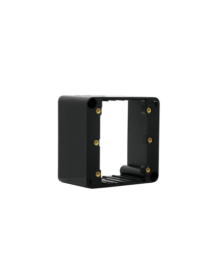 Estrutura quadrada preta em plástico com inserções metálicas