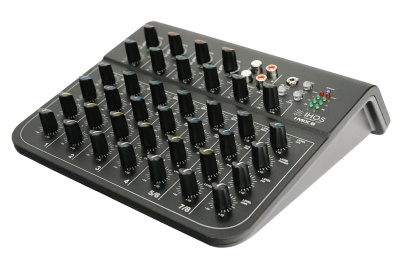 Mesa de mistura de áudio compacta preta com botões e conexões