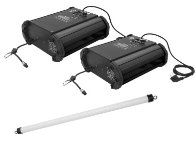 Dois projetores LED pretos com cabos e uma barra de luz LED branca numa superfície branca