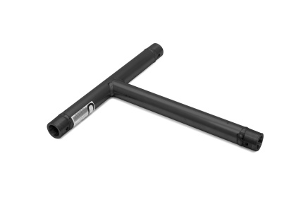 Tubo metálico preto em forma de T sobre fundo branco