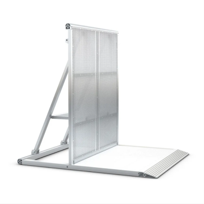 Painel perfurado metálico com estrutura branca sobre base branca